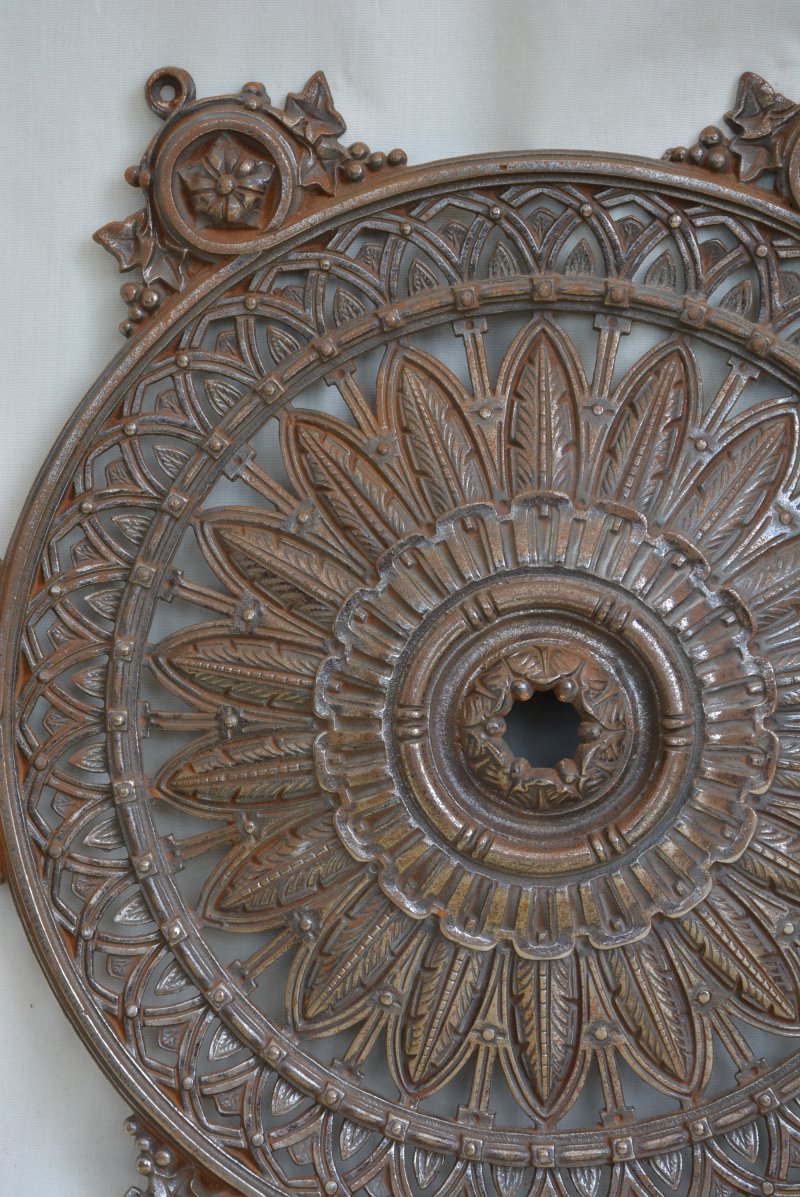 Antique Victorian Cast Iron Ceiling Rose With Feather And Ivy Decoration - Image 4